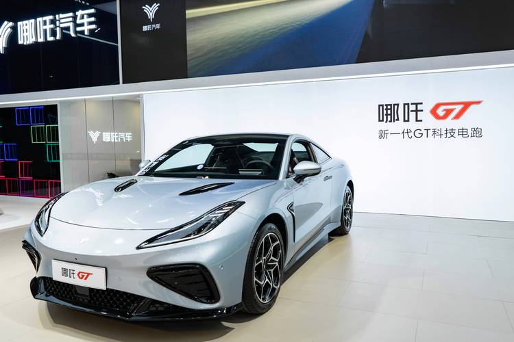 广州127哪吒汽车在智能汽车领域的表现，领途汽车在新能源汽车市场中的影响力